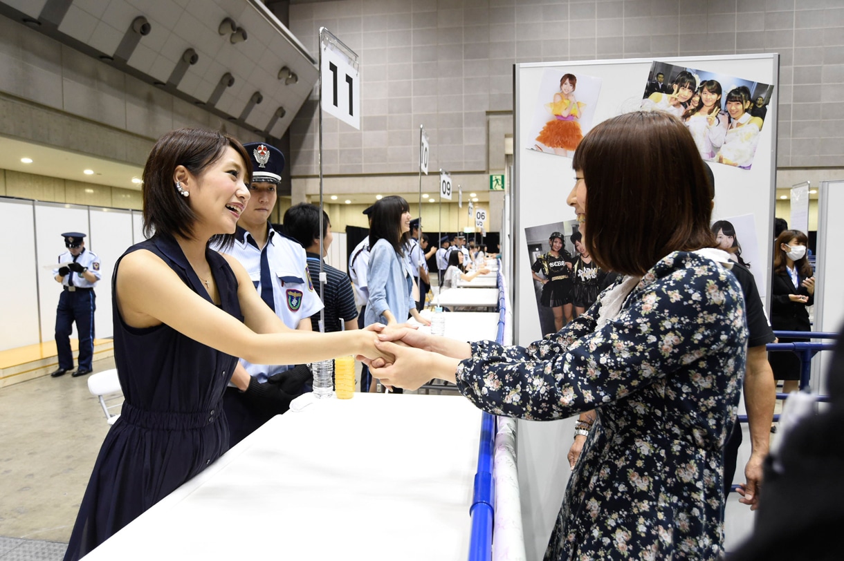 AKB48「前しか向かねえ」劇場盤発売記念大握手会の様子。 (c)AKS