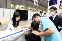 AKB48「前しか向かねえ」劇場盤発売記念大握手会の様子。 (c)AKS