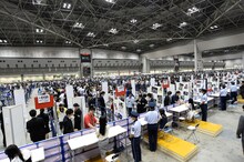 AKB48「前しか向かねえ」劇場盤発売記念大握手会の様子。 (c)AKS