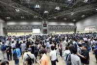 AKB48「前しか向かねえ」劇場盤発売記念大握手会の様子。 (c)AKS