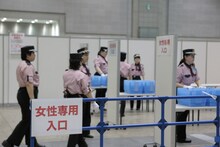 AKB48「前しか向かねえ」劇場盤発売記念大握手会の様子。 (c)AKS