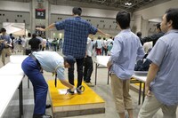 AKB48「前しか向かねえ」劇場盤発売記念大握手会の様子。 (c)AKS