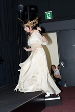 歩いて登壇する佐々木彩夏。