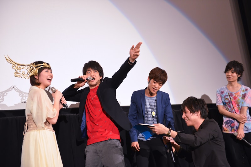 「聖闘士星矢 LEGEND of SANCTUARY」のオールナイトイベントの舞台挨拶の様子。