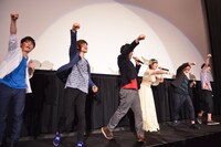 「聖闘士星矢 LEGEND of SANCTUARY」のオールナイトイベントの舞台挨拶の様子。