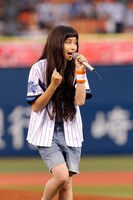 「みなとみらい」を歌唱するトミタ栞。