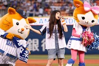 「みなとみらい」を歌唱するトミタ栞。