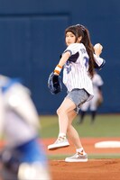 トミタ栞の始球式の様子。