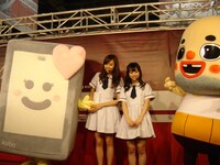 左からkoby、新内眞衣、伊藤寧々、ちっちゃいおっさん。