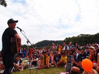 「FREEDOM aozora 2013」では“木陰ライブ”で各会場を盛り上げた若旦那。