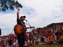 「FREEDOM aozora 2013」では“木陰ライブ”で各会場を盛り上げた若旦那。