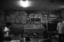 楽屋でくつろぐペトロールズ。