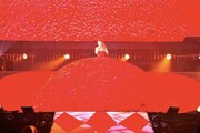 ayu、空中演技＆巨大ドレスで魅せた斬新ライブ