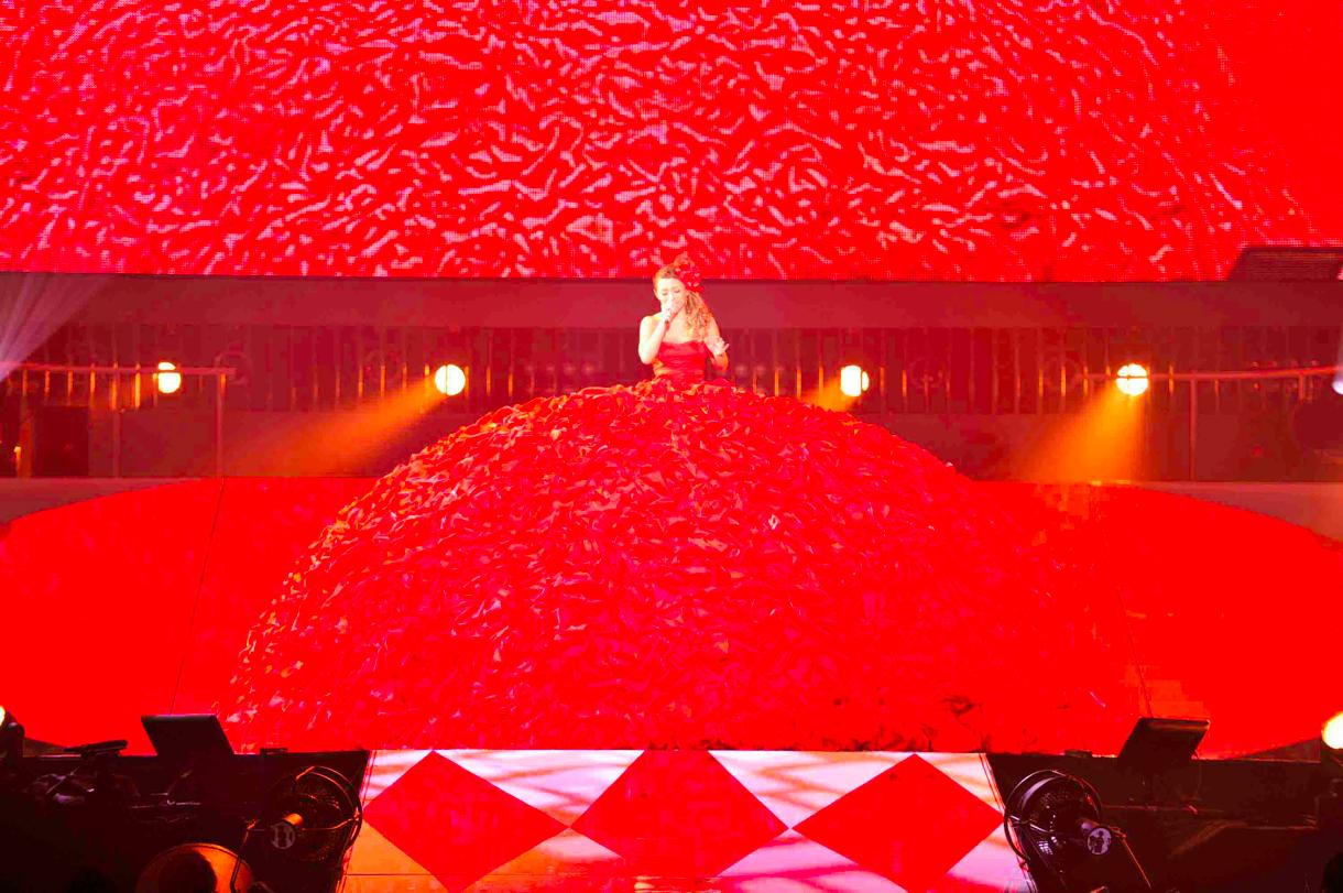 200mの生地を使った巨大な赤いドレスを着た浜崎あゆみ。