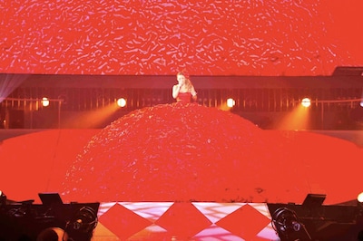 200mの生地を使った巨大な赤いドレスを着た浜崎あゆみ。