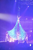 2本の布を体に巻き付け、空中でパフォーマンスを披露する浜崎あゆみ。