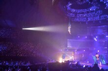 パフォーマンスを展開する浜崎あゆみ。