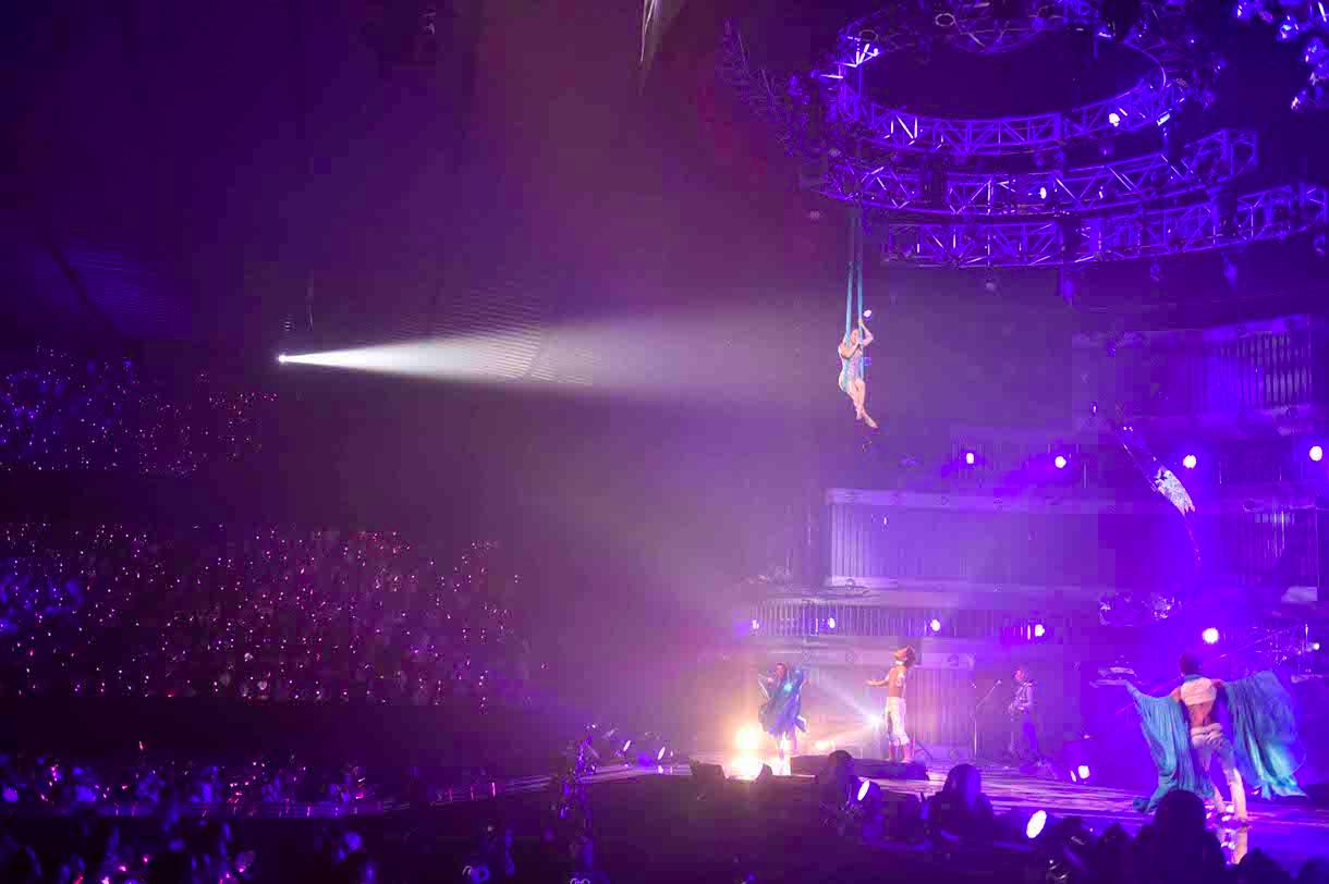 パフォーマンスを展開する浜崎あゆみ。