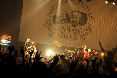 SHANK「Baitfish Attitude Tour 2014 -FINAL SERIES-」東京・TSUTAYA O-EAST公演の様子。（撮影：半田安政[Showcase]）