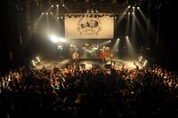 SHANK「Baitfish Attitude Tour 2014 -FINAL SERIES-」東京・TSUTAYA O-EAST公演の様子。（撮影：半田安政[Showcase]）