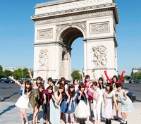 今週の人気画像5位は「乃木坂46、フランス初ライブに5000人熱狂」より、フランス観光を楽しむ乃木坂46。