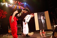 LUNA SEA「TRUE BLUE」のコラボセッション中のNIGHTMAREと氣志團。