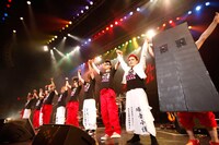 一列に並び観客に挨拶するNIGHTMAREと氣志團。