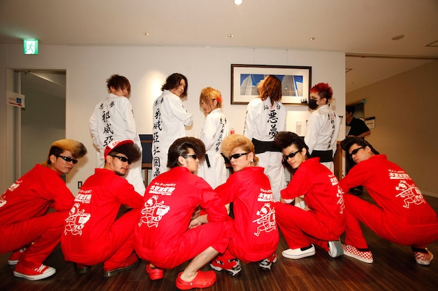 舞台裏で記念撮影をするNIGHTMAREと氣志團。