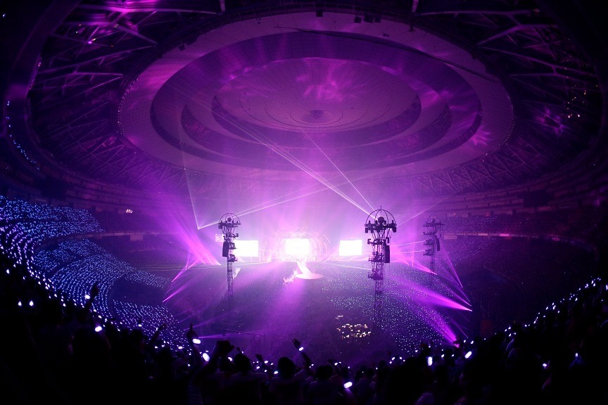 UVERworld「UVERworld LIVE TOUR 2014」京セラドーム大阪公演の様子。