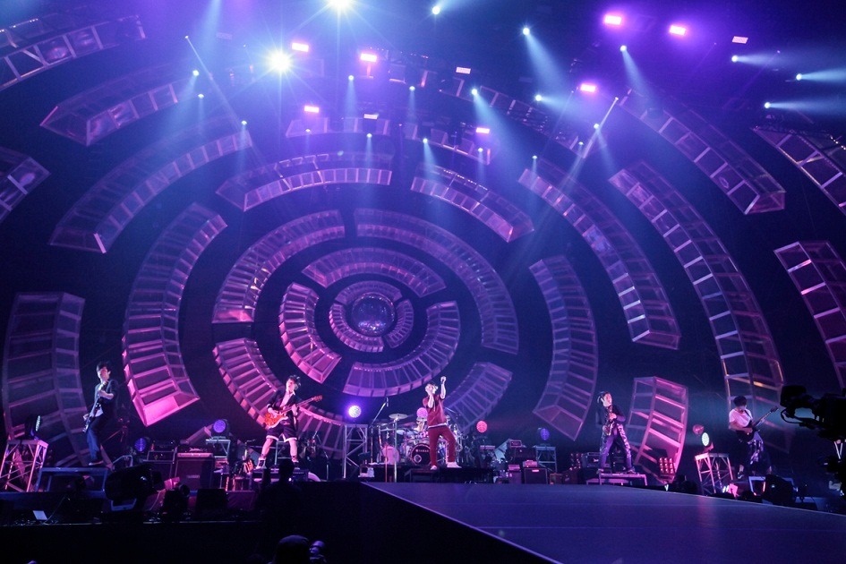 UVERworld「UVERworld LIVE TOUR 2014」京セラドーム大阪公演の様子。