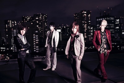 ゴールデンボンバー。右から2番目が鬼龍院翔（Vo-karu）。