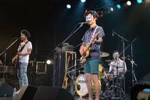 面をつけたまま「雨」を演奏するペトロールズ。