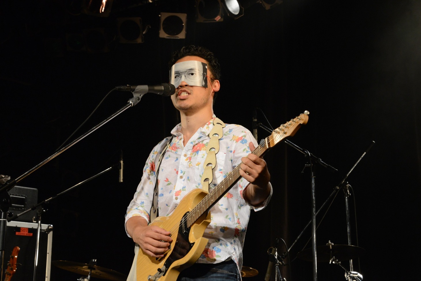 長岡亮介のマネをしてギターを弾く河村俊秀（Dr）。