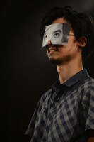 三浦淳悟の面をつけた長岡亮介（Vo, G）。