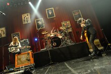 3人はMuse「Plug In Baby」をカバーする安井英人（B）、リアド偉武（Dr）、柿沼広也（G, Vo）。（Photo by Azusa Takada）