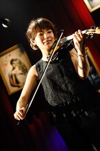 東出真緒（Violin）（Photo by Azusa Takada）