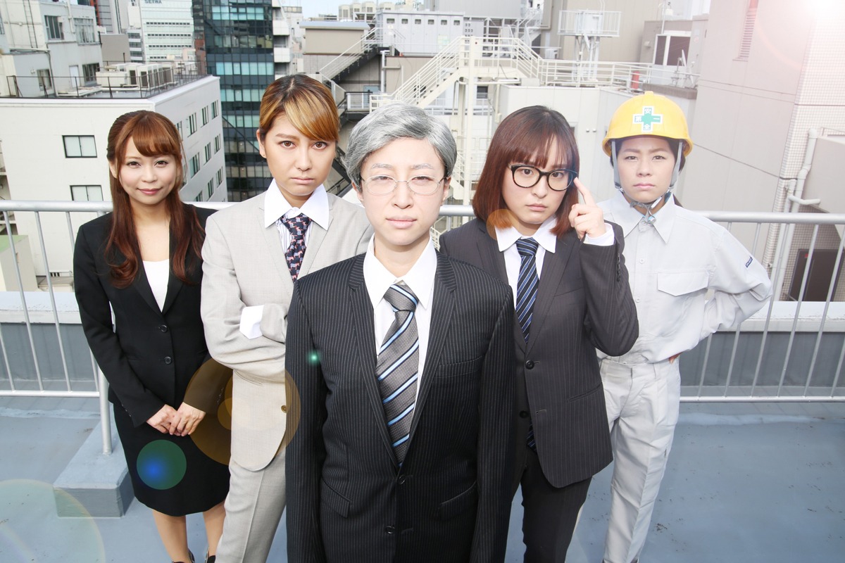 あやまんJAPAN株式会社代表取締役・あやまん監督（中央）と写真たち。