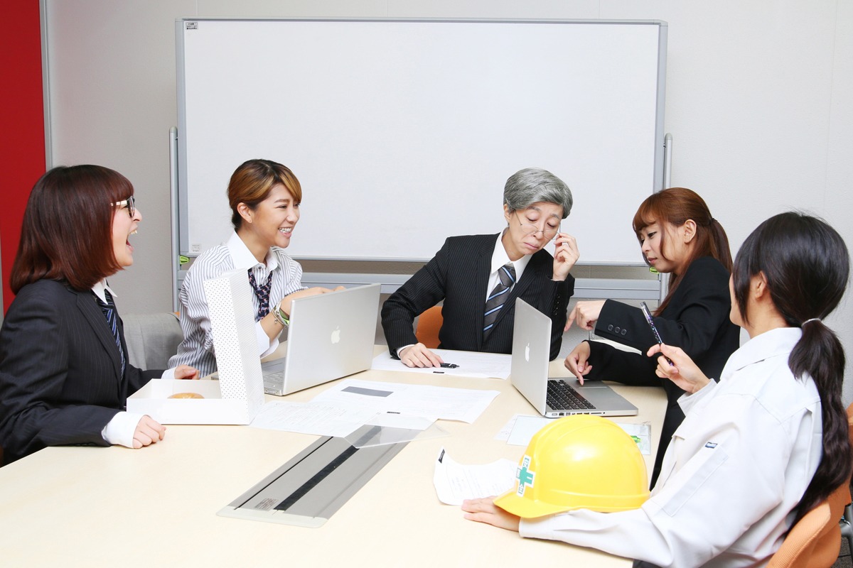 あやまんJAPAN株式会社、社内会議の様子。