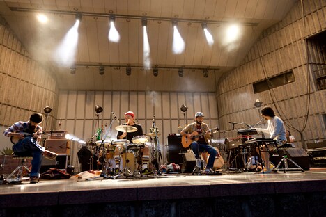 S.O.Aとして演奏するメンバー。（Photo by KAZUHARU IGARASHI）