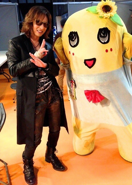YOSHIKI、パリでふなっしーとゲームに興じる