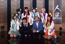 「番組バカリズム2」コント収録後の様子。バカリズム（前列左から2番目）と角田晃広（前列右から2番目）を囲むでんぱ組.inc。