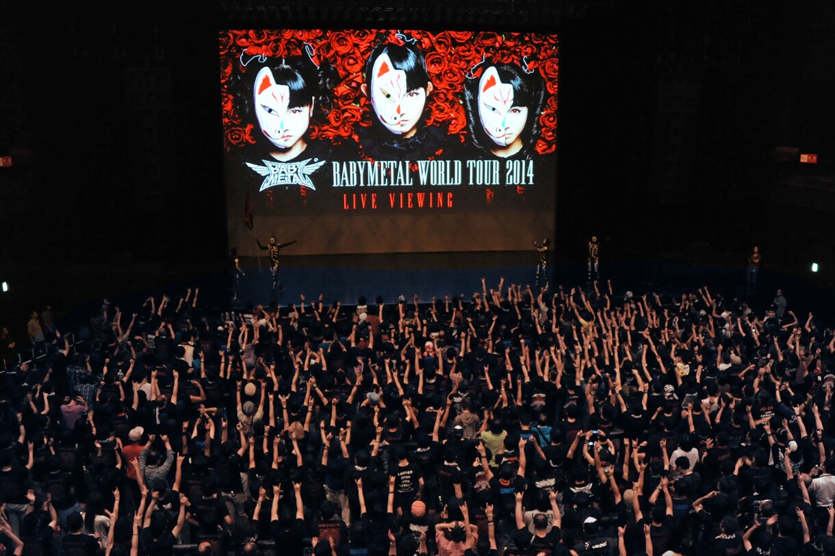 東京・Zepp Tokyoで行われた「BABYMETAL WORLD TOUR 2014」イギリス・The Forum公演ライブビューイングの様子。