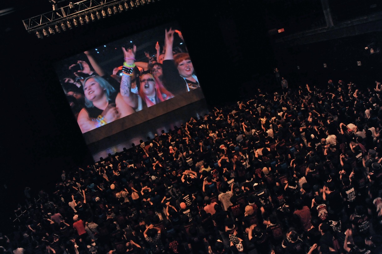 東京・Zepp Tokyoで行われた「BABYMETAL WORLD TOUR 2014」イギリス・The Forum公演ライブビューイングの様子。