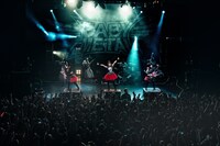 「BABYMETAL WORLD TOUR 2014」ロンドン公演でのBABYMETAL。（Photo by Dana (Distortion) Yavin）