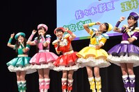 目薬をさすポーズを決めるももいろクローバーZ。