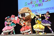 「メガドヨン」と戦うももいろクローバーZ。