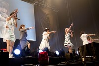 オープニングでの「nerve」歌唱の様子。