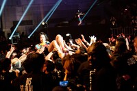 客席にダイブするカミヤサキ。