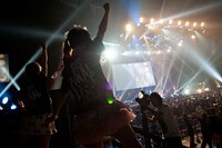 1階席からBiSのパフォーマンスを見守るナカヤマユキコ、ヨコヤマリナ。