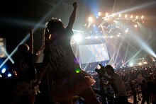 1階席からBiSのパフォーマンスを見守るナカヤマユキコ、ヨコヤマリナ。